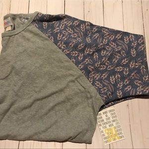 LulaRoe Randy Top size 3x - Gray body w/ feathers